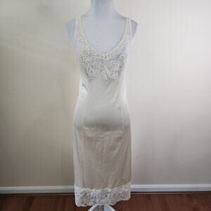 Vintage Bali Nude Beige Lace Full Slip Size 38 Nylon 7291